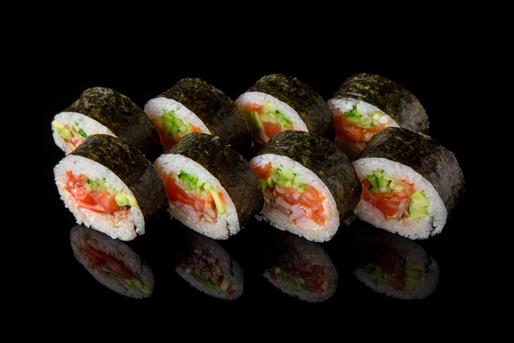 idei-gustari-calorii-putine-somon-sushi-avocado