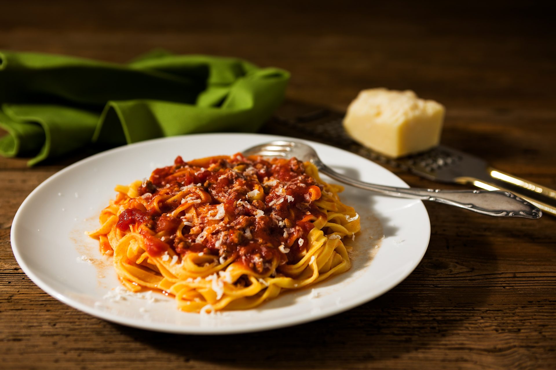 Tagliatelle,Pasta,With,Bolognese,Ragu,Over,A,Rustic,Table